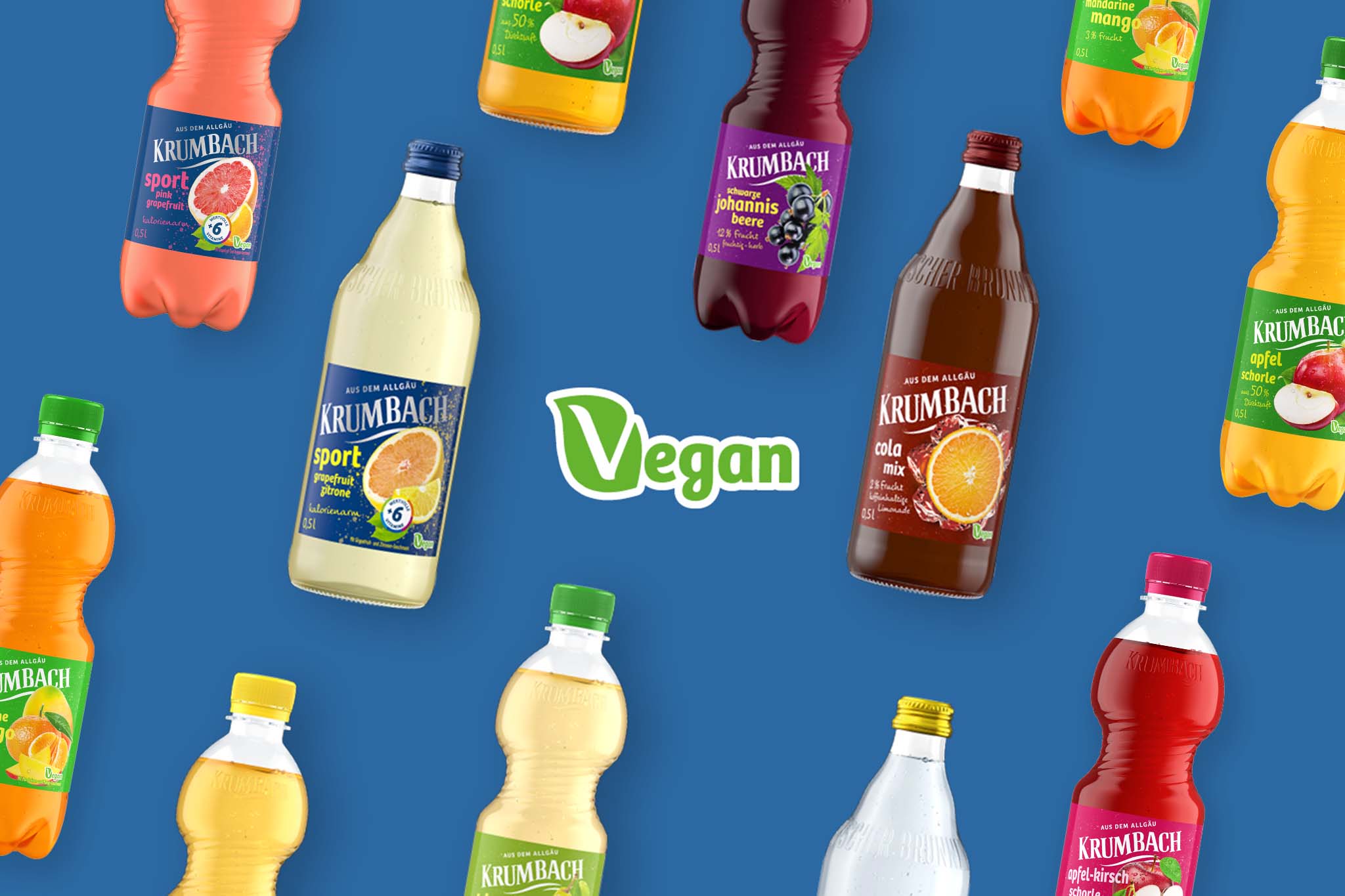 Mehrere bunte Krumbach-Getränkeflaschen vor blauem Hintergrund, mittig das grüne Vegan-Logo.
