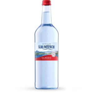 Einzelne 0,75 L Glasflasche Krumbach Classic vor weißem Hintergrund