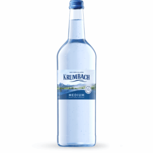 Einzelne 0,75 L Glasflasche Krumbach Medium vor weißem Hintergrund