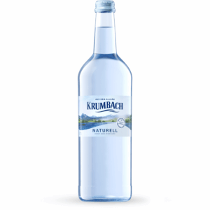Einzelne 0,75 L Glasflasche Krumbach Naturell vor weißem Hintergrund