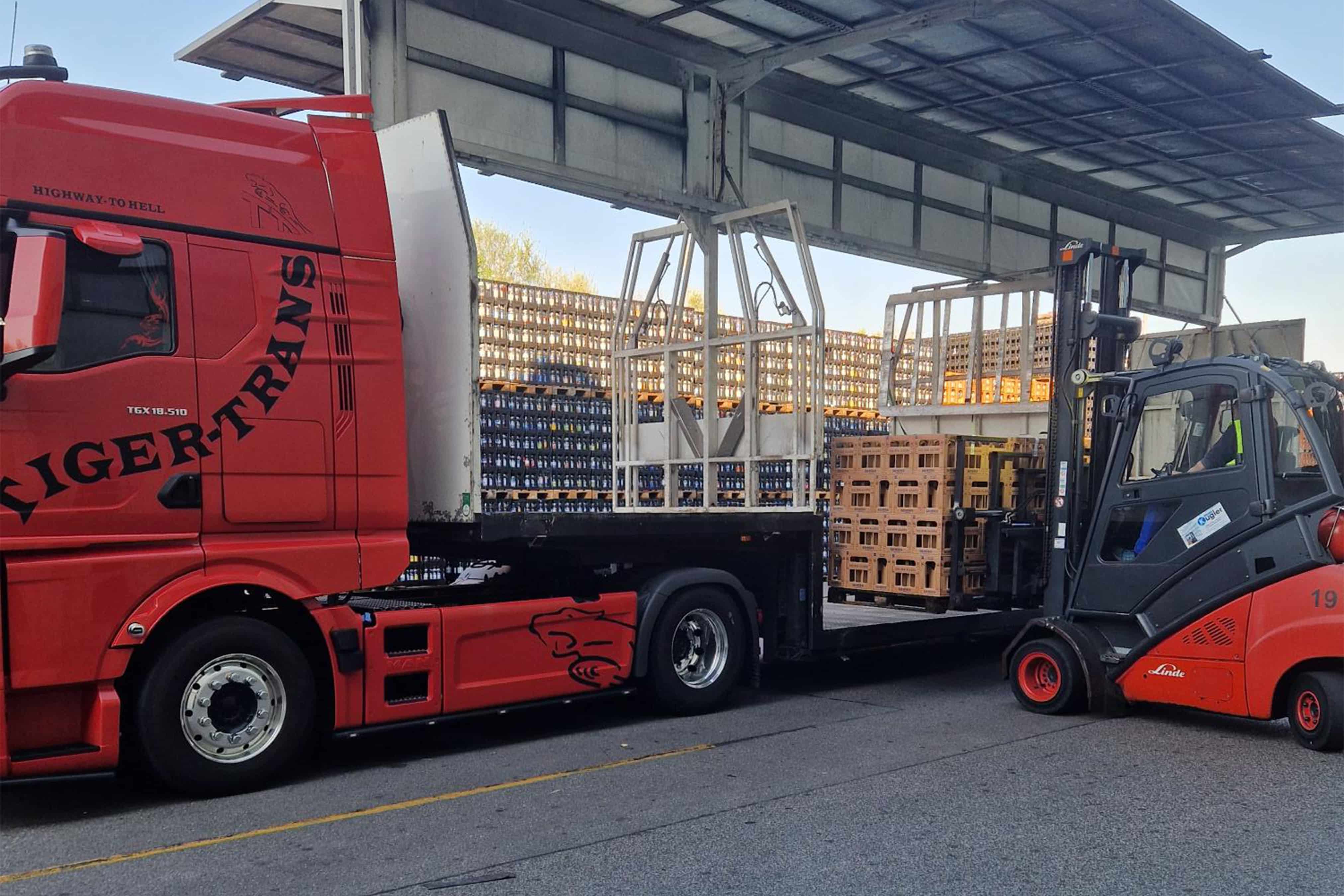 Anlieferung von Leergut bei Krumbach: Ein LKW wird mit Getränkekisten per Gabelstapler entladen.