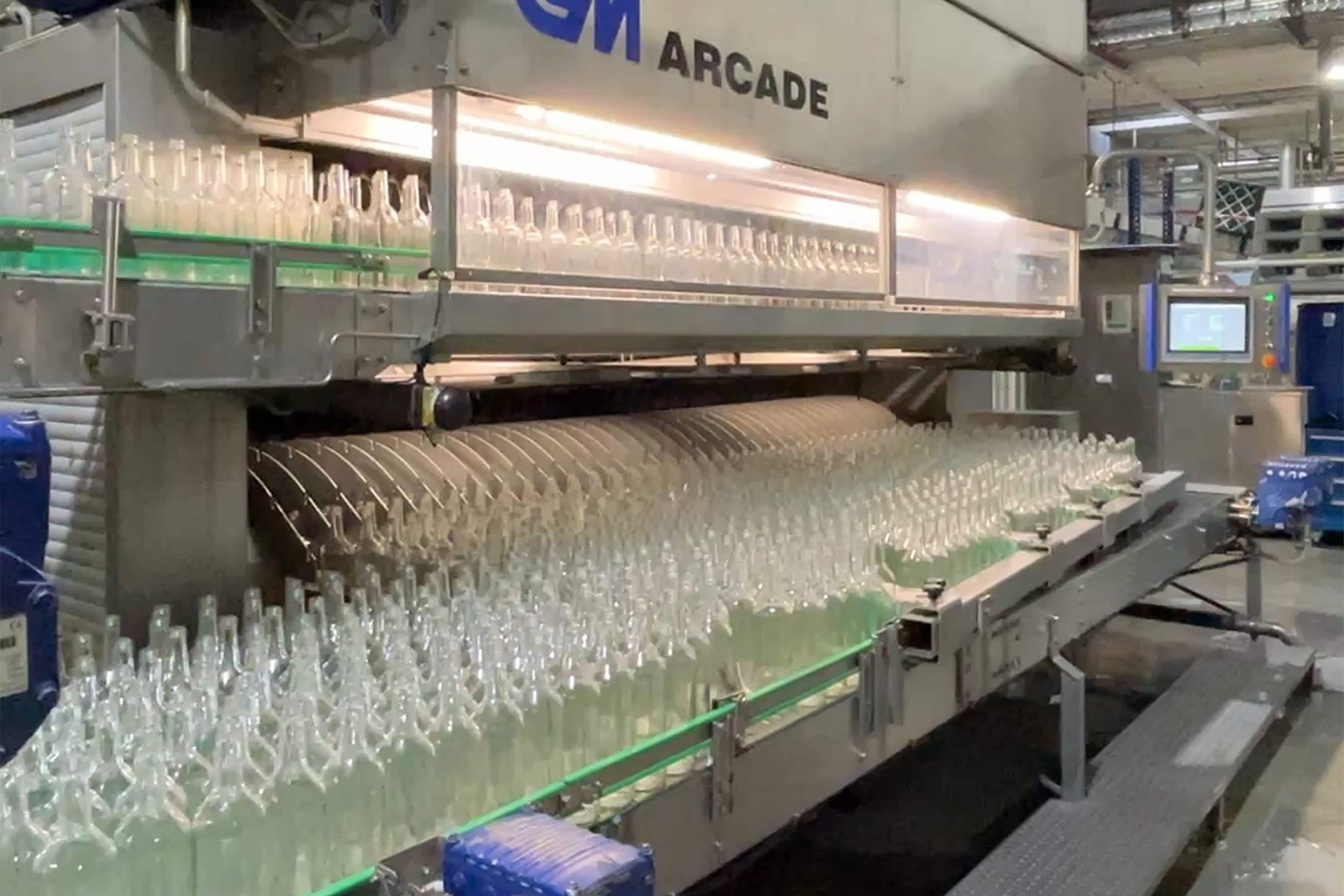 Reinigungsanlage bei Krumbach: Leere Glasflaschen werden gründlich gespült und für die Wiederbefüllung vorbereitet.