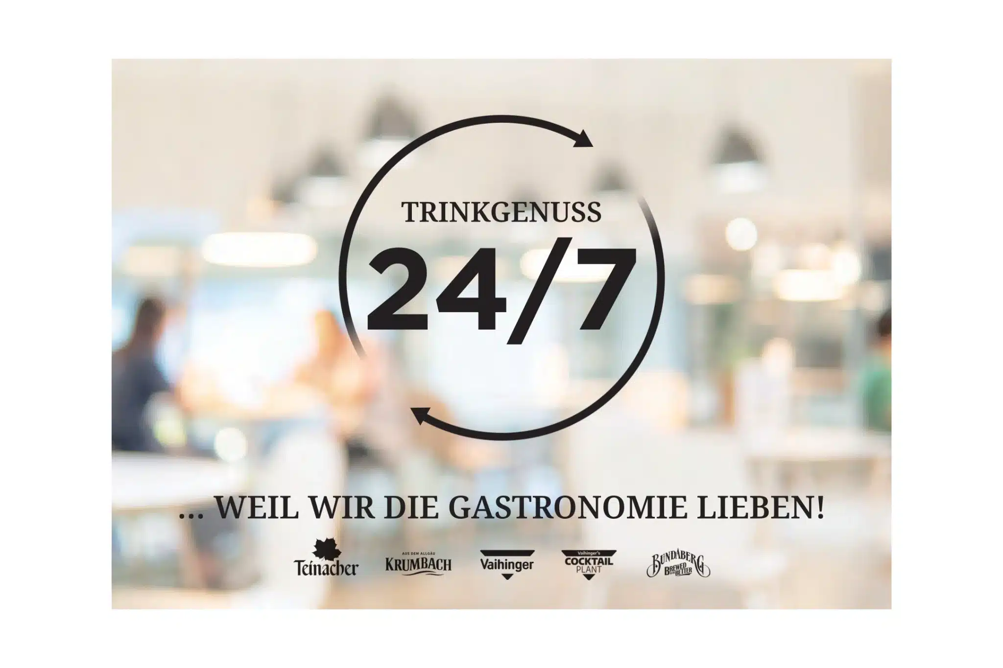 Teinacher Gastrobroschüre 24/7 mit unscharfem Gastronomie-Hintergrund, Slogan und Markenlogos