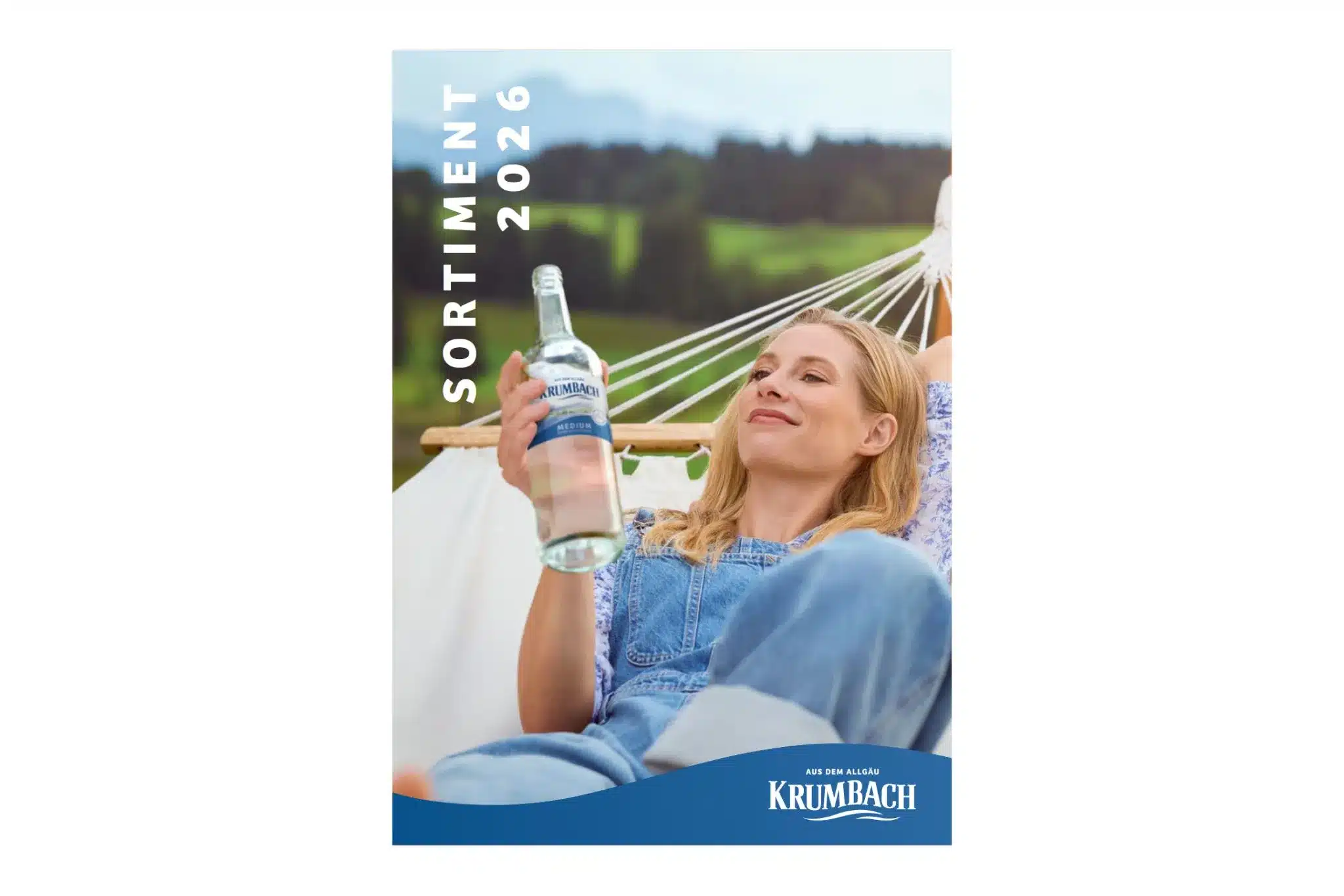 Deckblatt des Krumbach Sortimentsfolders 2026 mit einer Person in der Hängematte.
