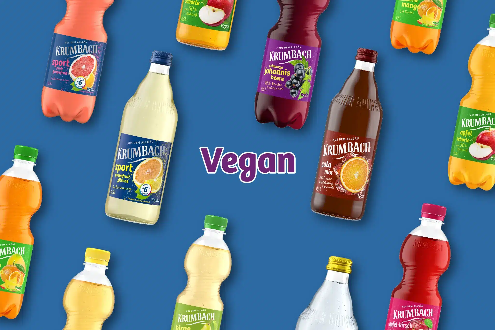 Mehrere bunte Krumbach-Getränkeflaschen vor blauem Hintergrund, mittig das grüne Vegan-Logo.