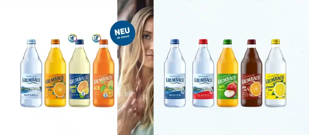 Krumbach Glasflaschen mit neuen Produkten, Mineralwasser, Limonaden und Schorlen sowie Frau mit Getränk im Hintergrund