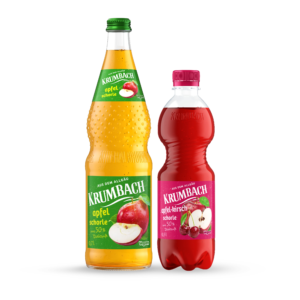 Flaschen aus dem Krumbach Direktsaftschorlen Sortiment in verschiedenen Gebinden und in den Sorten Apfel und Apfel-Kirsch