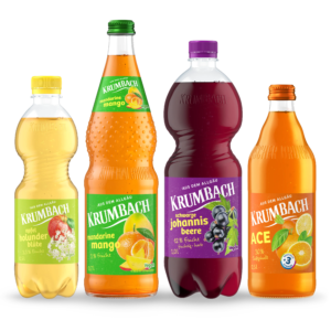 Flaschen aus dem Krumbach Fruchtsaft Sortiment in verschiedenen Gebinden und in den Sorten ACE, Schwarze Johannisbeere, Mandarine-Mango, Apfel-Holunderblüte
