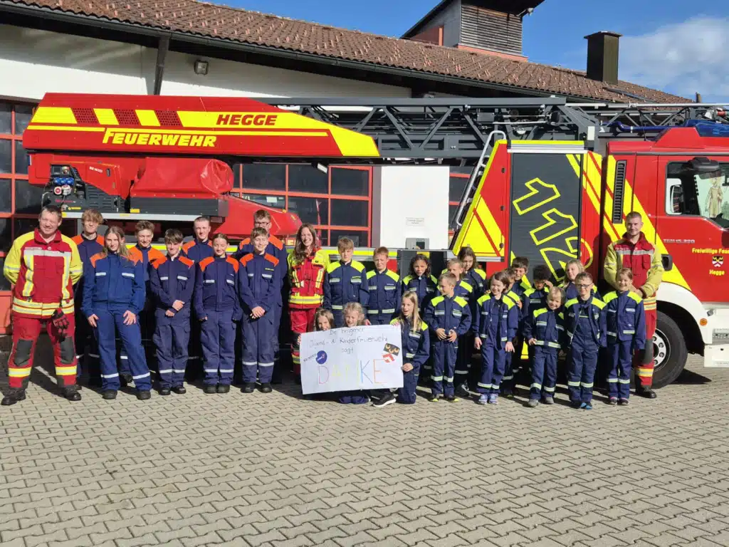 Jugend- und Kinderfeuerwehr Hegge vor einem Feuerwehrfahrzeug bei der Krumbach Gewünscht Gemacht Aktion