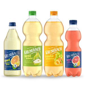 Flaschen aus dem Krumbach Sortiment für kalorienarme Getränke in verschiedenen Gebinden und in den Sorten Birne-Kräuter, Traube-Mirabelle, Sport Pink Grapefruit und Sport Grapefruit-Zitrone