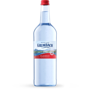 Einzelne 0,75 L Glasflasche Krumbach Classic vor weißem Hintergrund