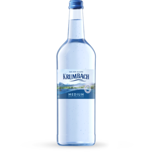 Einzelne 0,75 L Glasflasche Krumbach Medium vor weißem Hintergrund