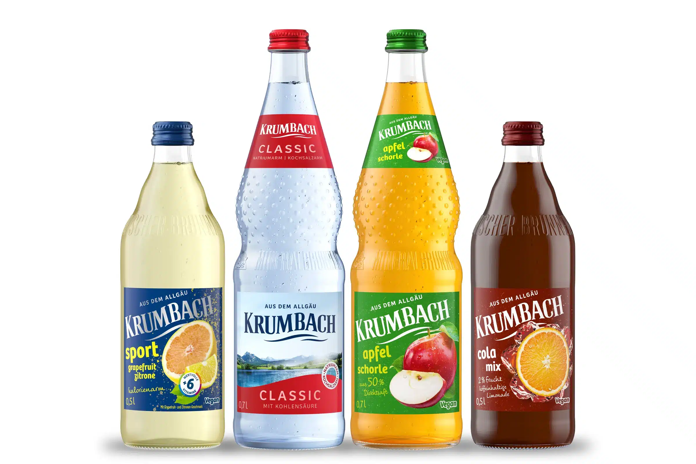 Krumbach Glas-Mehrwegflaschen mit Sport, Classic Mineralwasser, Apfelschorle und Cola Mix vor weißem Hintergrund