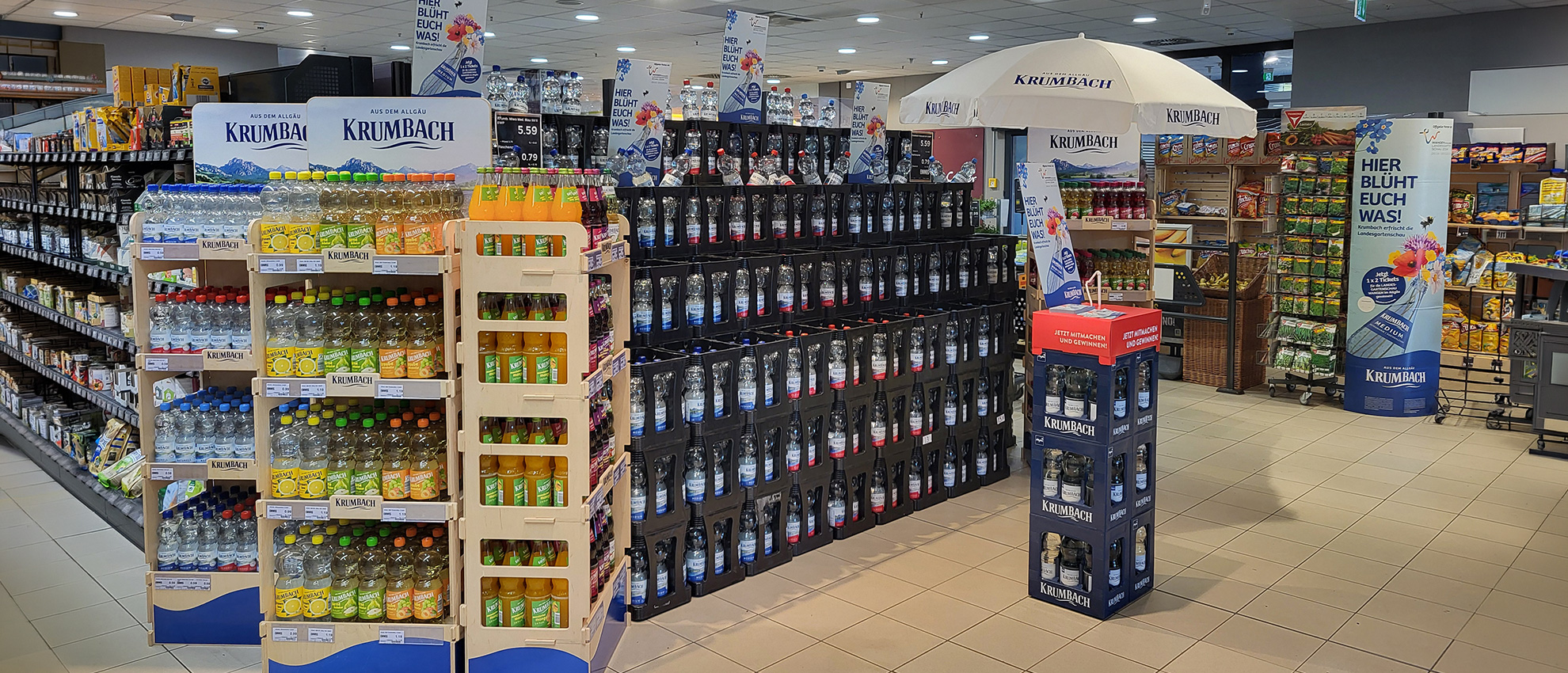 Krumbach Mineralwasser und Erfrischungsgetränke in einem Supermarkt im Allgäu mit Getränkekisten und Aktionsdisplays