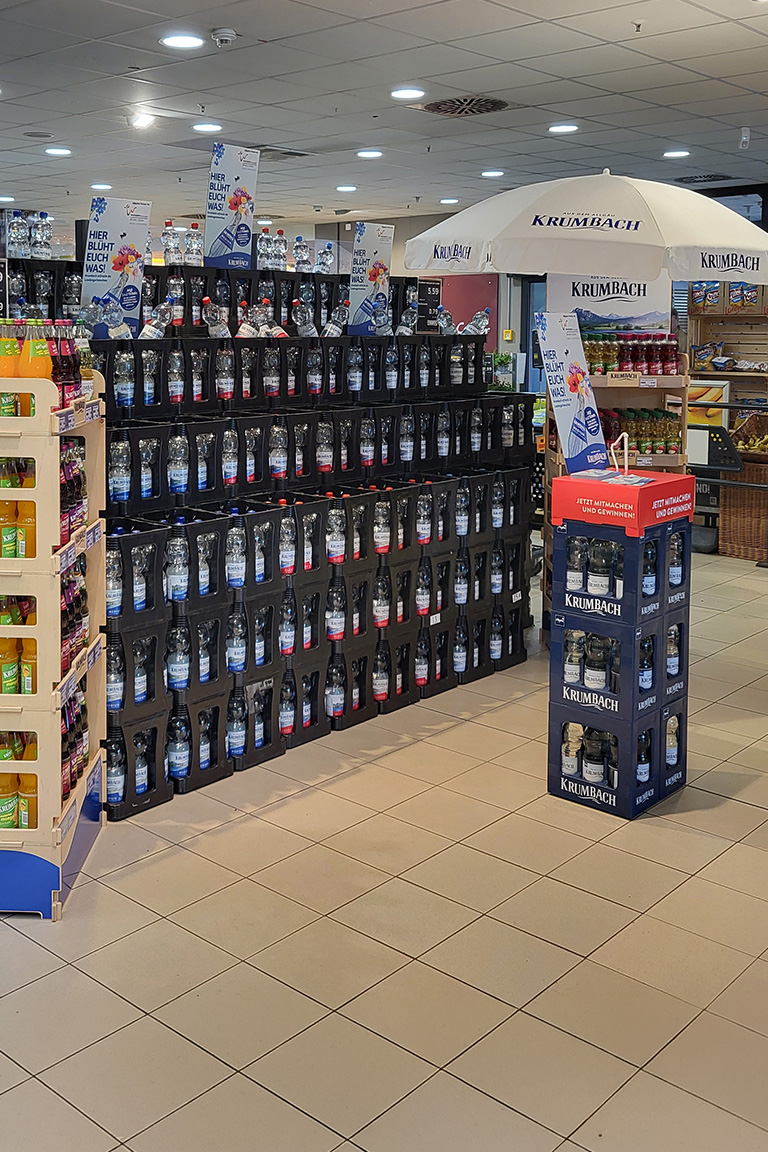 Krumbach Mineralwasser und Erfrischungsgetränke in einem Supermarkt im Allgäu mit Getränkekisten und Aktionsdisplays