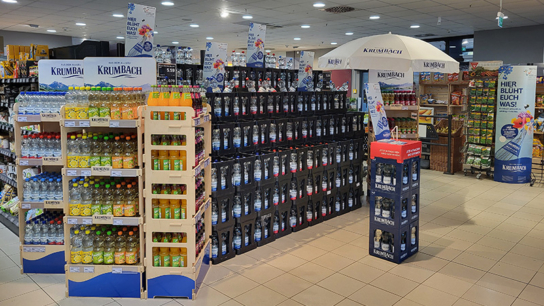 Krumbach Mineralwasser und Erfrischungsgetränke in einem Supermarkt im Allgäu mit Getränkekisten und Aktionsdisplays